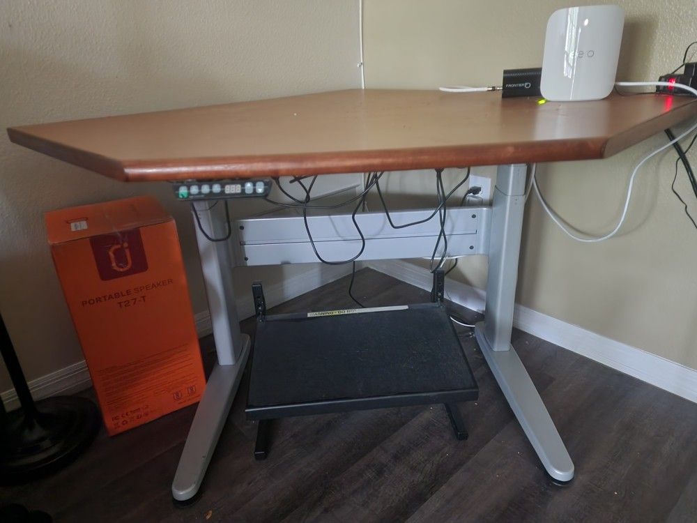 
Standing Desk with Programmable Height
