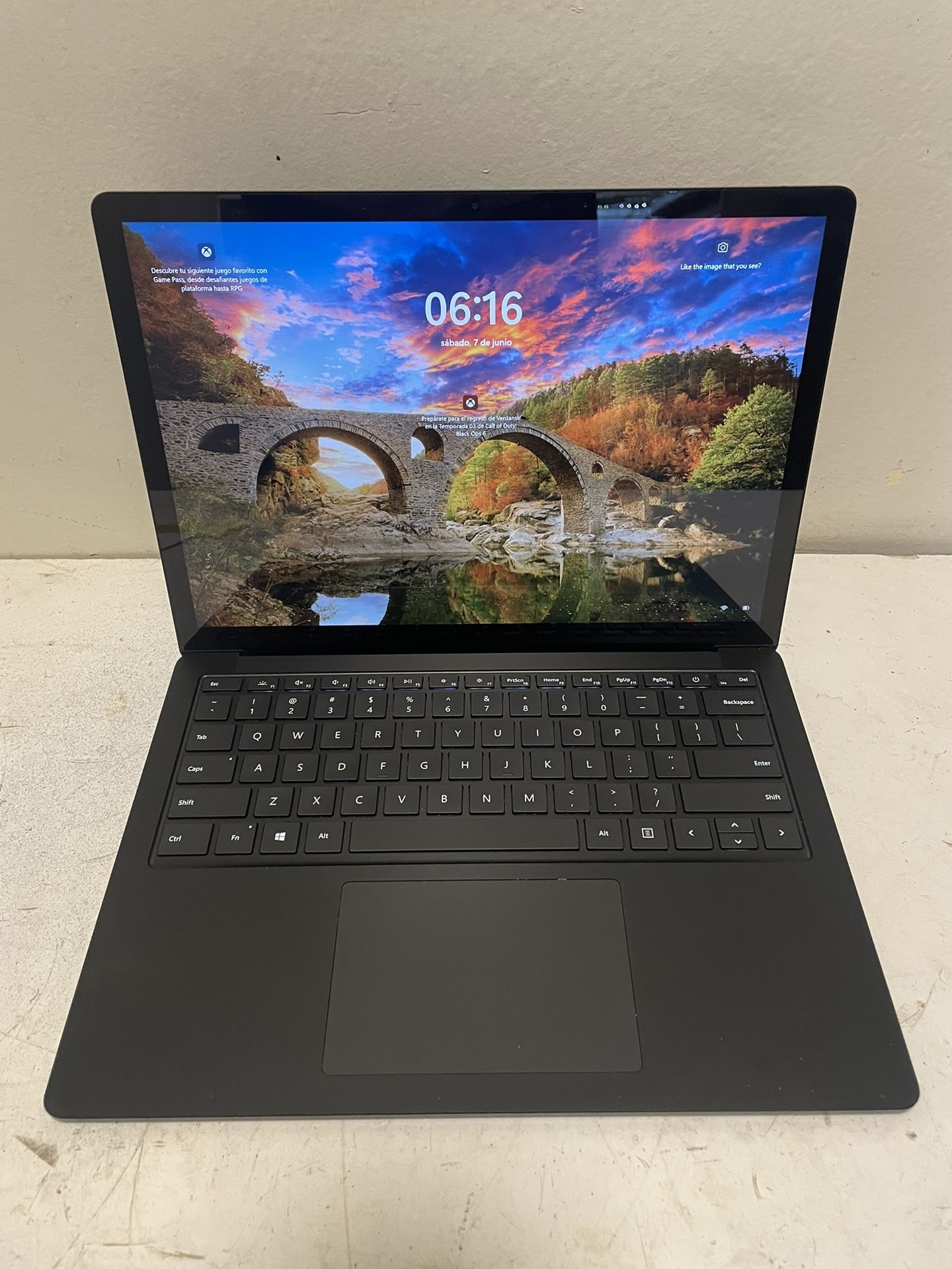 Surface 3 I5 8gb Ram, 256gb Ssd, Touchscreen. Small Crack On Screen