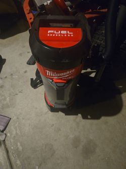 Milwaukee battery vacuum with battery
