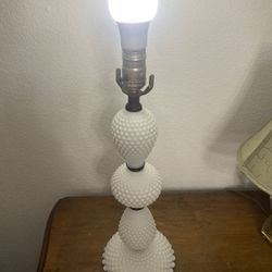 Vintage hobnail Milk Glass Table Lamp