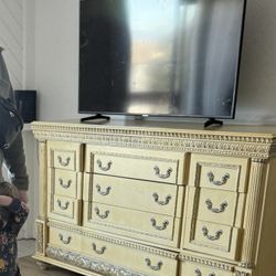 Elegant Pulaski Bellissimo Solid Wood Dresser + Nightstands Set – Vintage Yellow/Gold -