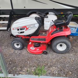 HUSKEE Supreme Lawn Tractor