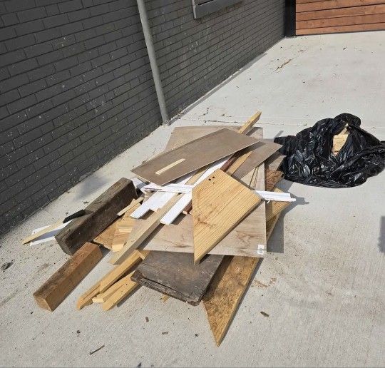 Pedazos De Madera Si Alguien Le Nesita Es Gratis