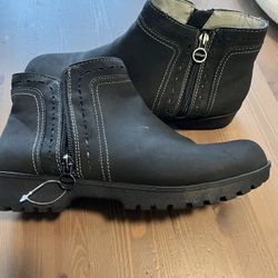 Short black boots with zipper, size 8.5