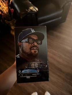 Ice cube bobble head