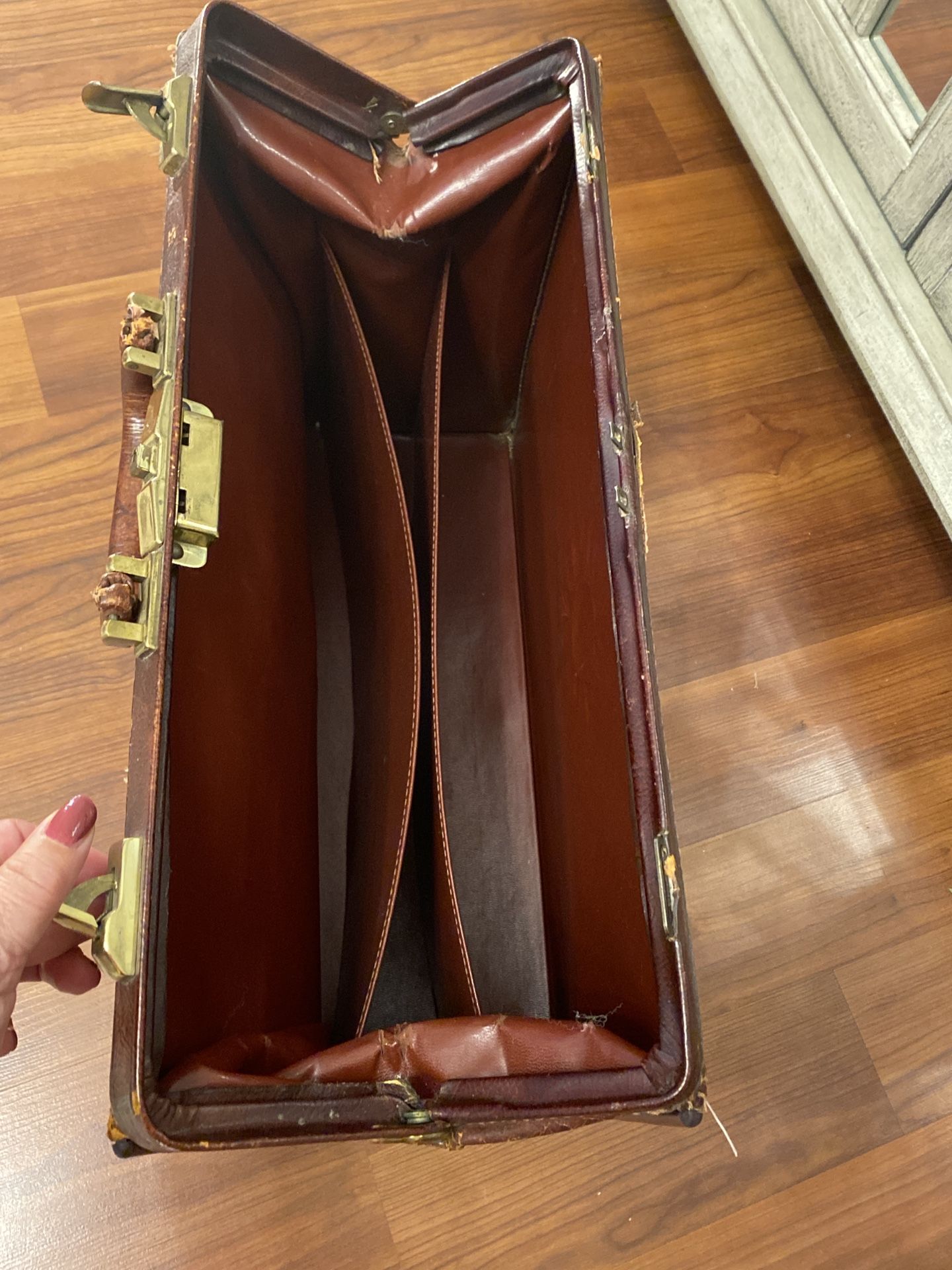 Beautiful Large Antique Leather Gladstone Bag Doctors Style 18”x14