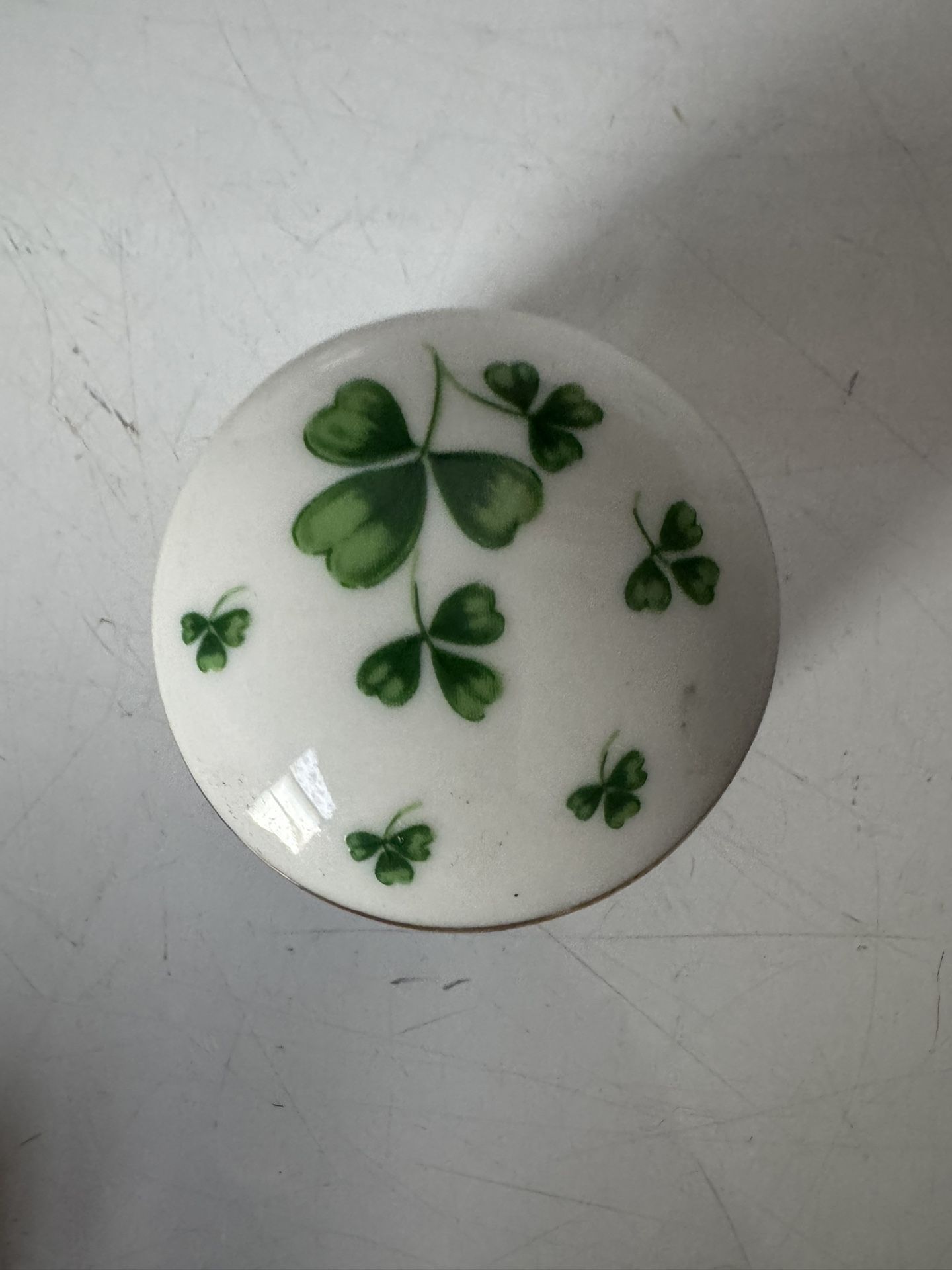 VINTAGE 1980's PORCELAIN SHAMROCK DESIGN KEEPSAKE TRINKET BOX w/LID #02614