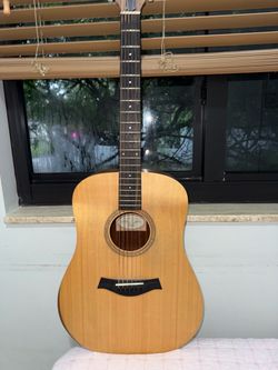 Taylor Acoustic Guitar – Natural Wood Finish – Great Condition