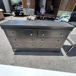 Dresser with 6 drawers