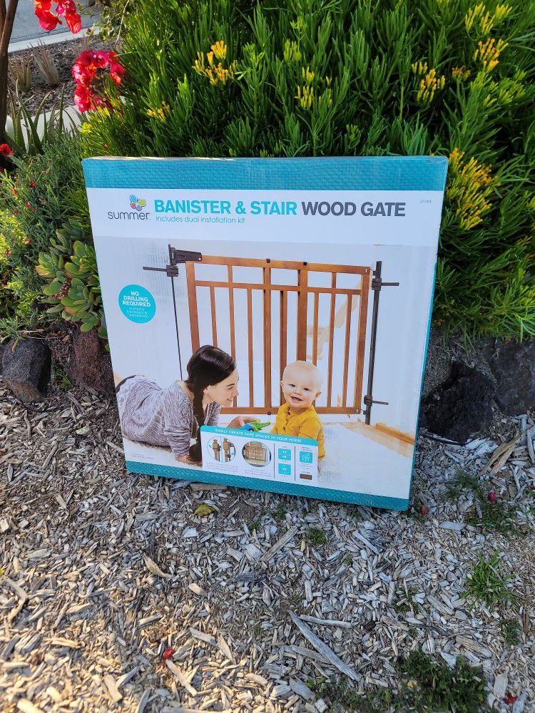
Summer Infant Wood Banister & Stair Safety Pet and Baby Gate