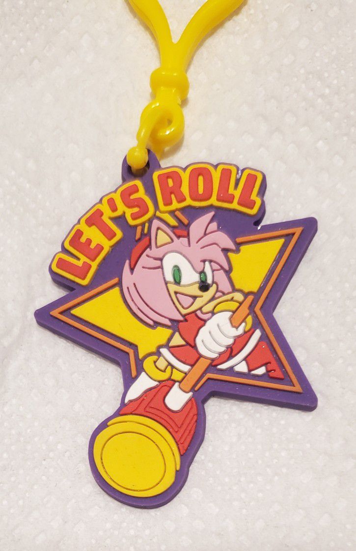 SONIC THE HEDGEHOG  " AMY   LET'S  ROLL "" SEGA  / BACKPACK CHARM   CLIP PRE-OWNED 
