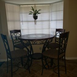 Matching 4 piece padded chairs with solid, heavy duty table Kitchen/Dinette EXCELLENT CONDITION!