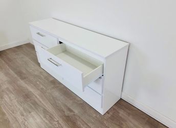 Cómoda con espejo y gavetero glossy . 