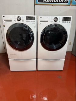 Set of washer machine LG and gas dryer. In perfect conditions and works perfectly. Washer machine capacity of 4.5 and dryer capacity 7.4. Deliver to y