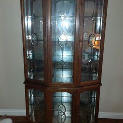 Solid Oak Curio With Stain Glass Doors. Mint Condition. 