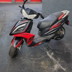 SCOOTER 49 cc, Year 2017. 2248 Miles. Title on hand / USED FAIR condition 