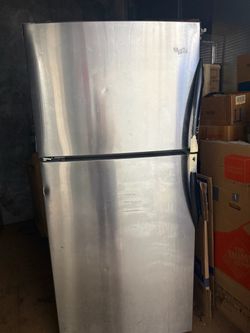 Frigidaire Top-Freezer Refrigerator