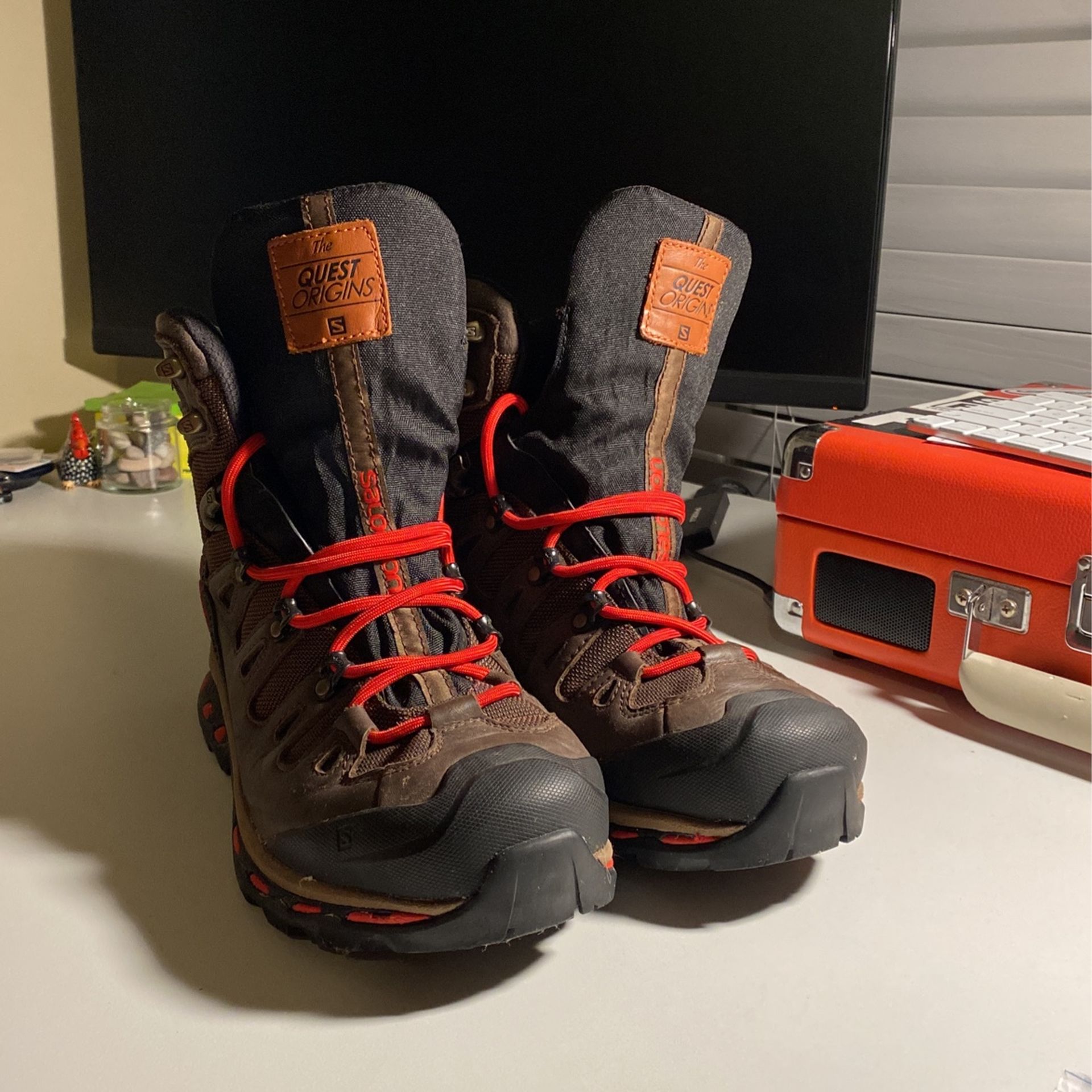 Men’s Salomon Hiking Boots Size 8.5