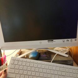 HP Computer Screen With Keyboard