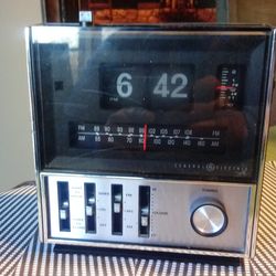 Vintage General Electric AM FM Radio Alarm Clock