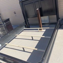 🌹BEAUTIFUL QUEEN SIZE BED FRAME, MATRESS AND BOXSPRING 🌹