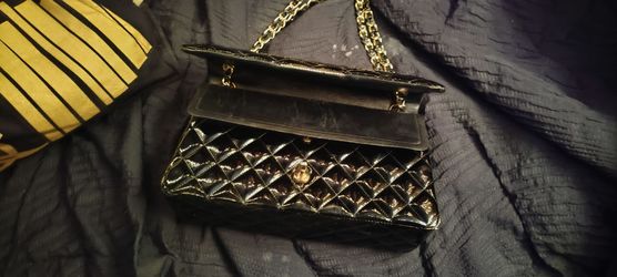 Used chanelle bag. Vintage looking? Authentic,MADE IN FRANCE & MISSING PIECE ON  the front "CC" SYMBOL