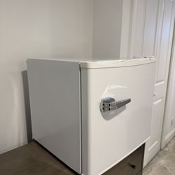 Kismile 1.2 Cu.ft Mini Upright Freezer