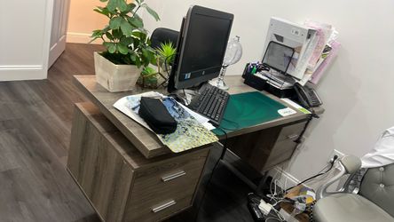 Modern Executive Office Desk with Drawers – Wood Finish