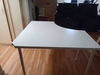 IKEA CORNER DESK/ LEGS DISASSEMBLE