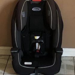 LIKE NEW SLIM FIT CONVERTIBLE CAR SEAT!!!!