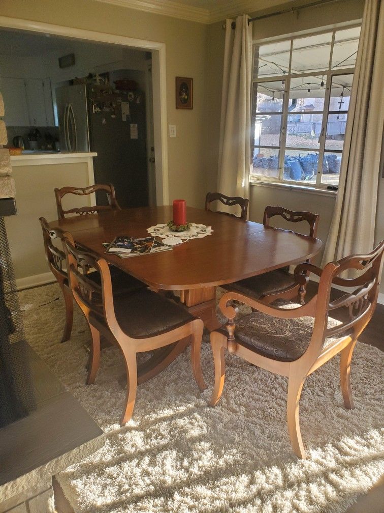 Duncan Fith  Dinning Room Table ,3 extra leafs will sit  14