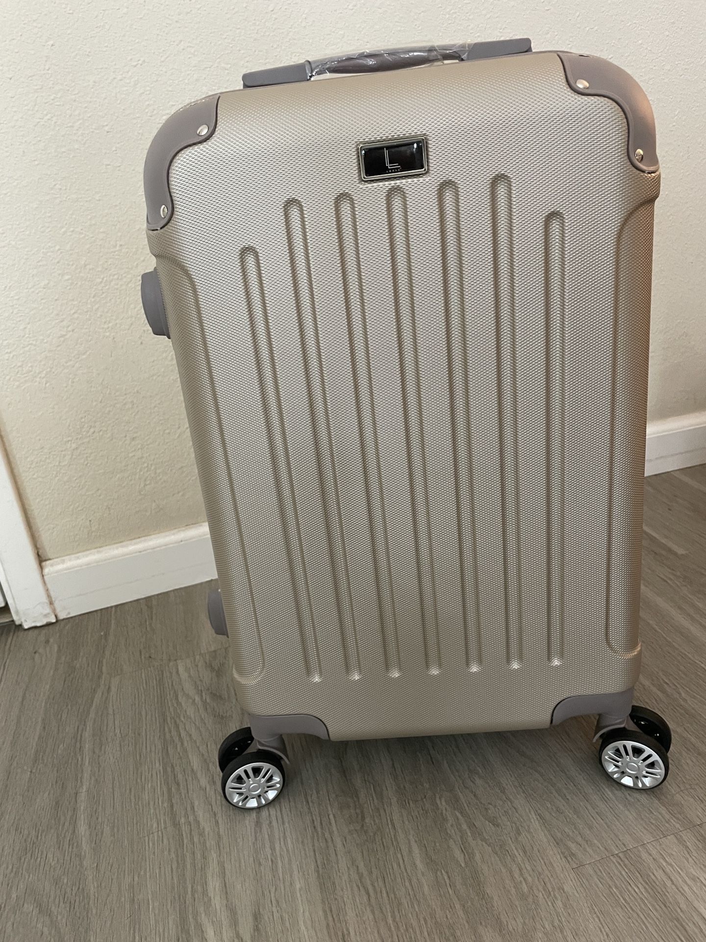 LOULU 20” Luggage Spinner