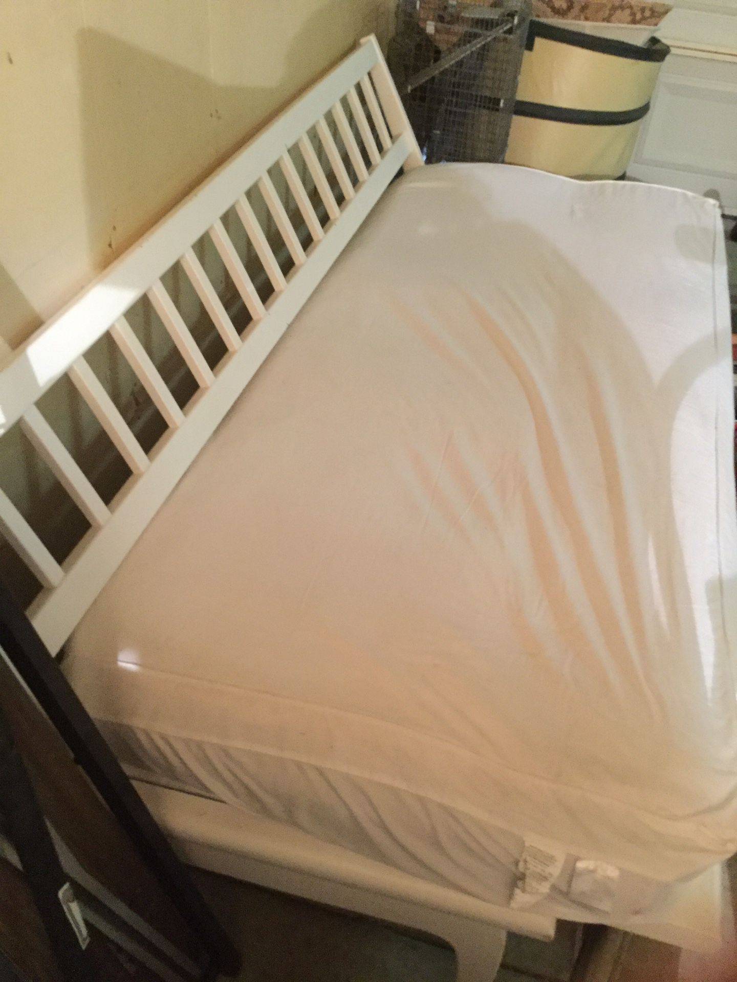 White day bed - FREE