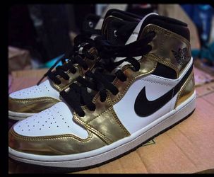 Jordan 1 Mid Metallic Gold Black White size 10M