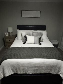 Full Size Bed/Boxspring/Headboard