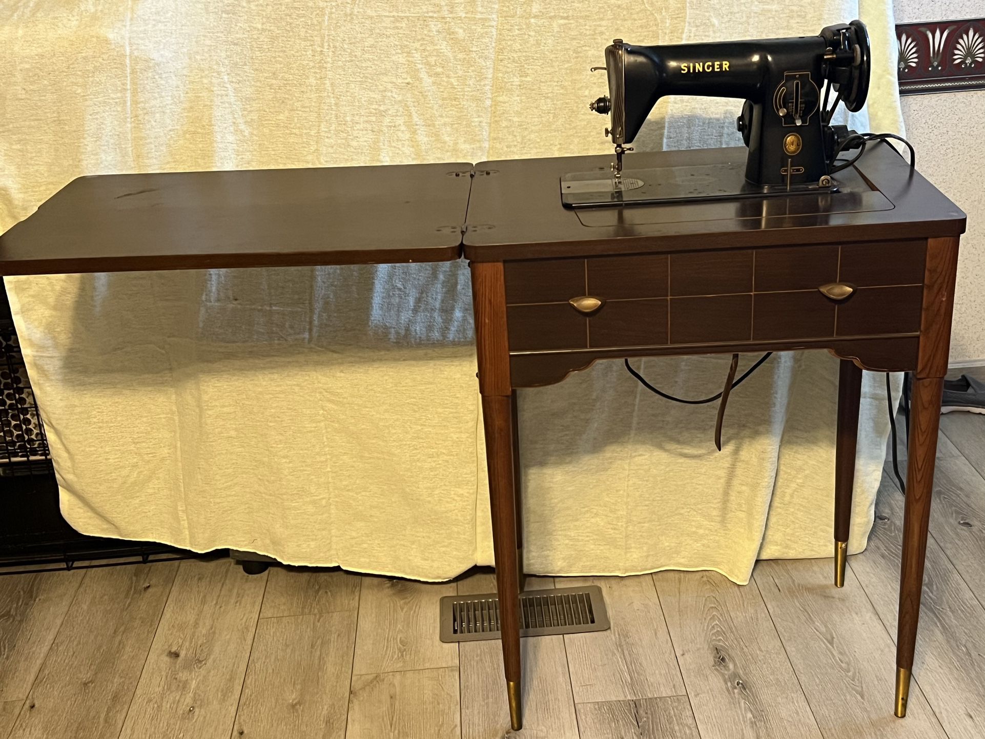 Singer Sewing Machine With Cabinet 