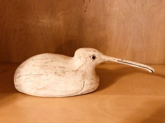 Hand craved decoy. Light weight. 8 inches long. Bill is 3 inches.