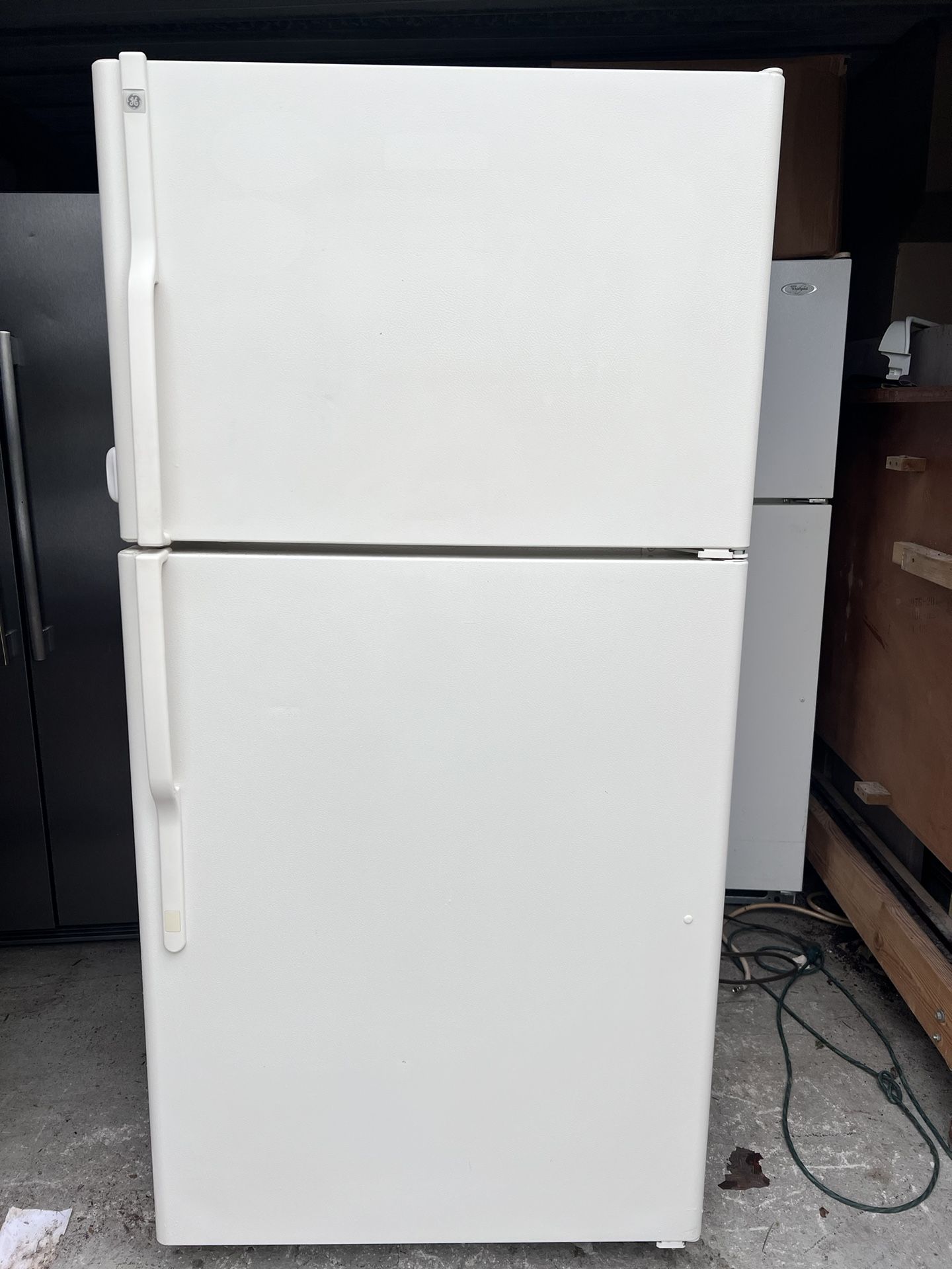 33β Top & Bottom Refrigerator DELIVERY AVAILABLE π