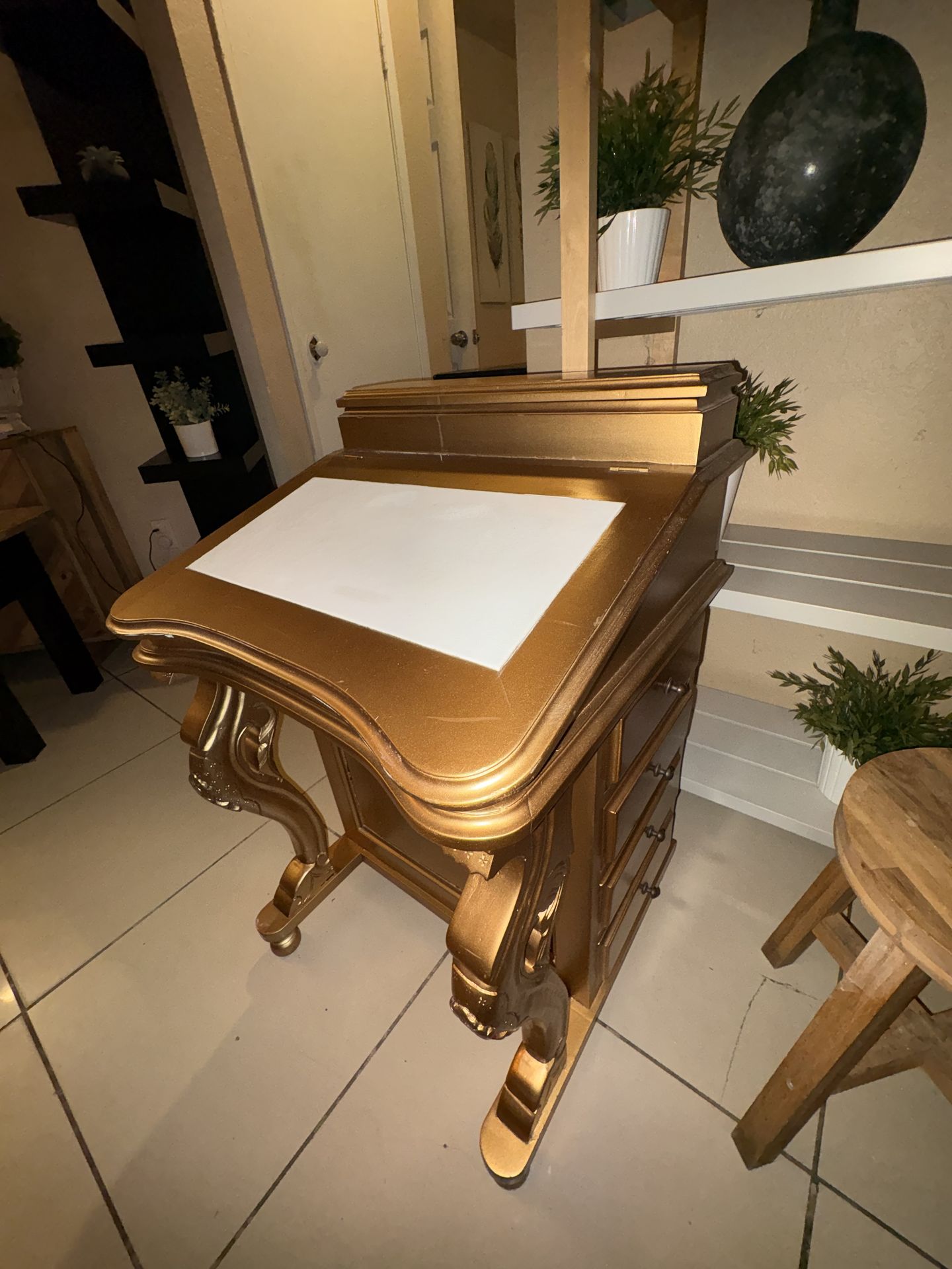 Beauty vanity for Make Up or jewelry