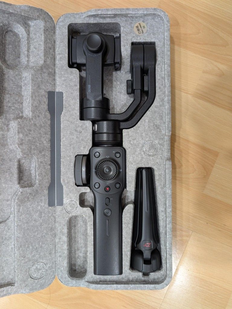 Gimbal Video Stabilizer / Zhiyun Smooth 4