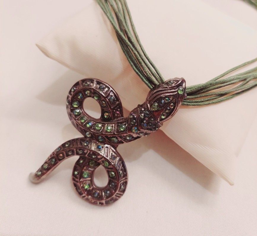 BEAUTIFUL SNAKE PENDANT NECKLACE 