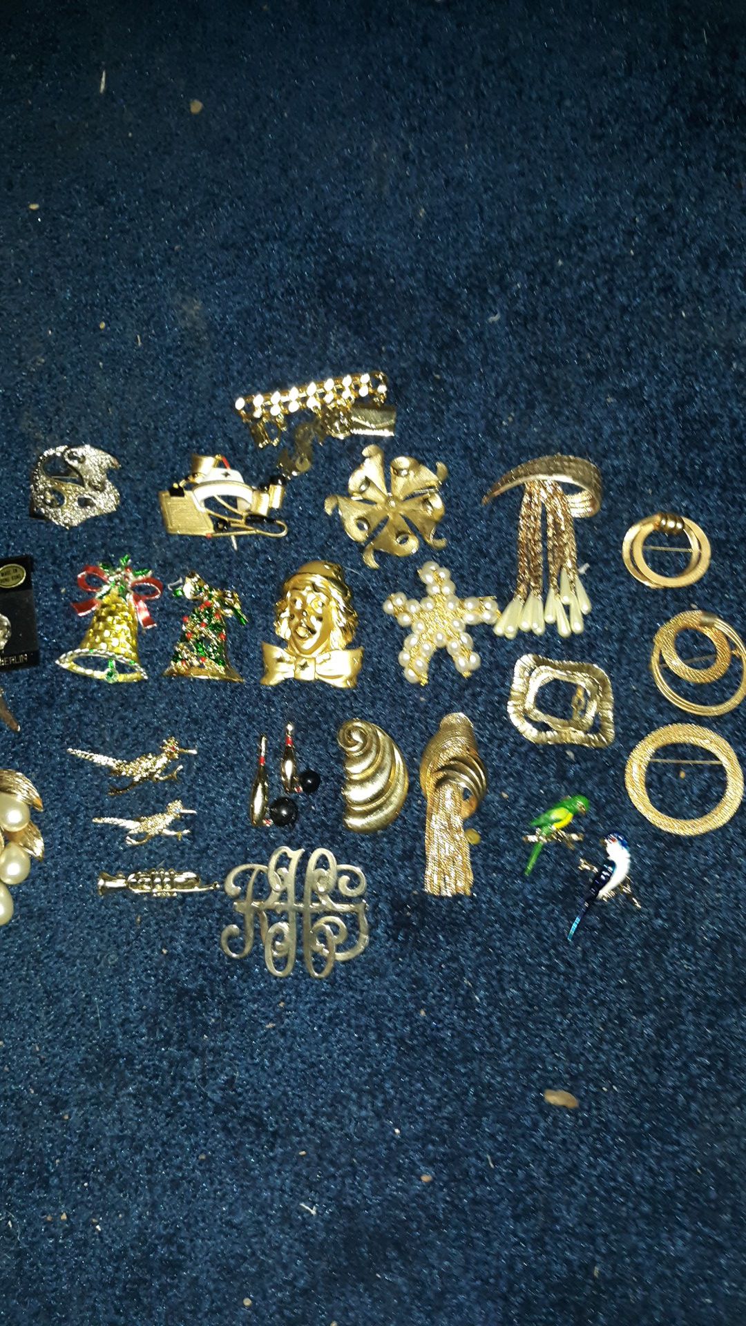 Vintage brooches -pendents-pins costume jewerly lot of 27 beautiful pieces