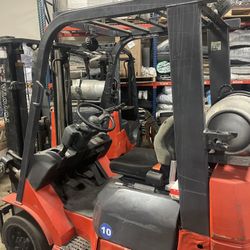 TOYOTA FORKLIFT 2 STAGES 4000 Lbs Capacity 