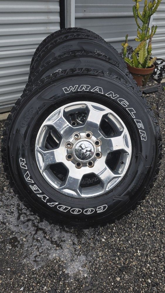 Ram 2500 8x6.5 wheels with tires
Goodyear Wrangler 275/70/18 275/70r18