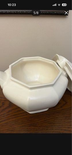 It’s very nice big serving soup dish it’s three pieces the color is white