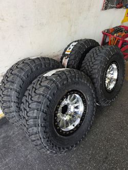 17" KM445 IMPACT BEADLOCKS KMC w/ 35" Toyo MT open country