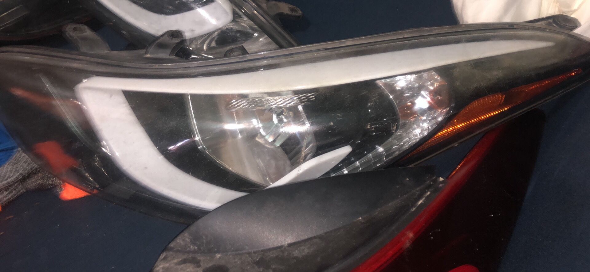 2016 Hyundai ELANTRA headlight