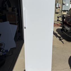 Hamilton Beach 11cf upright freezer for garage