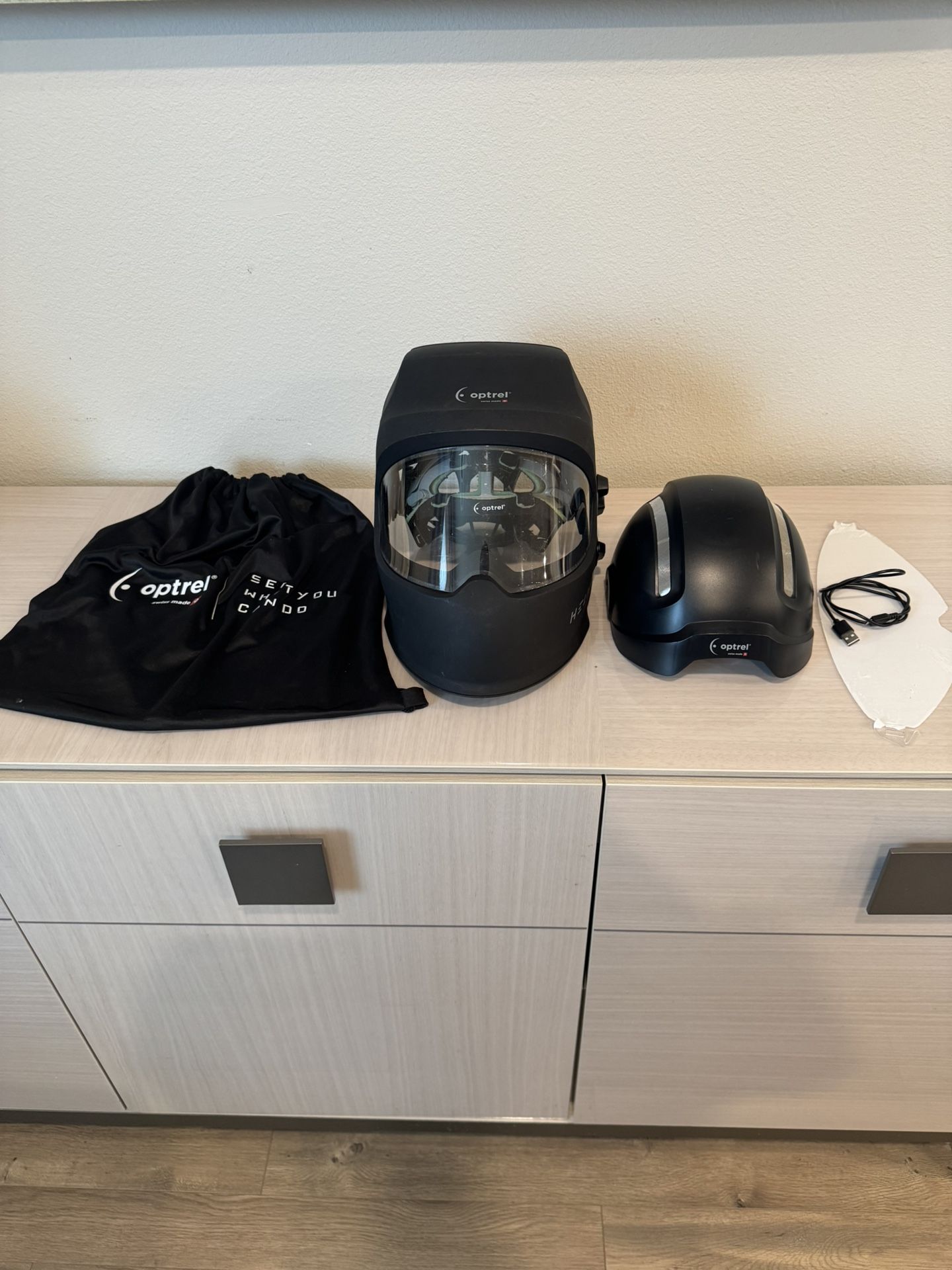 Welding helmet ( OPTREL HELIX CLT)