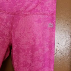 Beautiful Women's Fuchia Pink Reebok Legging Capris   Size: Large, stretchy